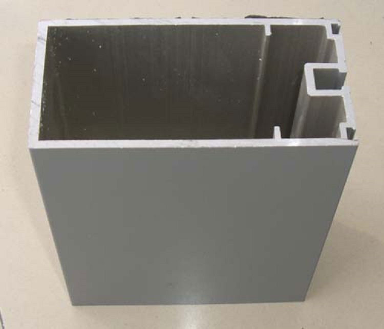 防火幕墻型材該怎么選擇 長(zhǎng)期以來，建筑物的火災(zāi)時(shí)常發(fā)生，建筑物防火一直都是設(shè)計(jì)師注重的要點(diǎn)，特別是外裝飾幕墻防火，關(guān)乎著逃生，阻止火勢(shì)蔓的重要防線。防火幕墻也隨之應(yīng)運(yùn)而生。那么，防火幕墻的最重要部分—(圖2)